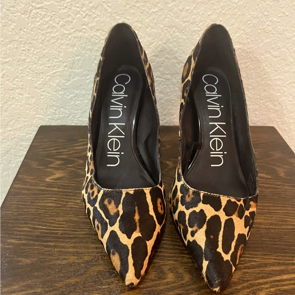 Calvin Klein cheetah print high heel. Practically new. Woman’s size 9.5 - Picture 2 of 5